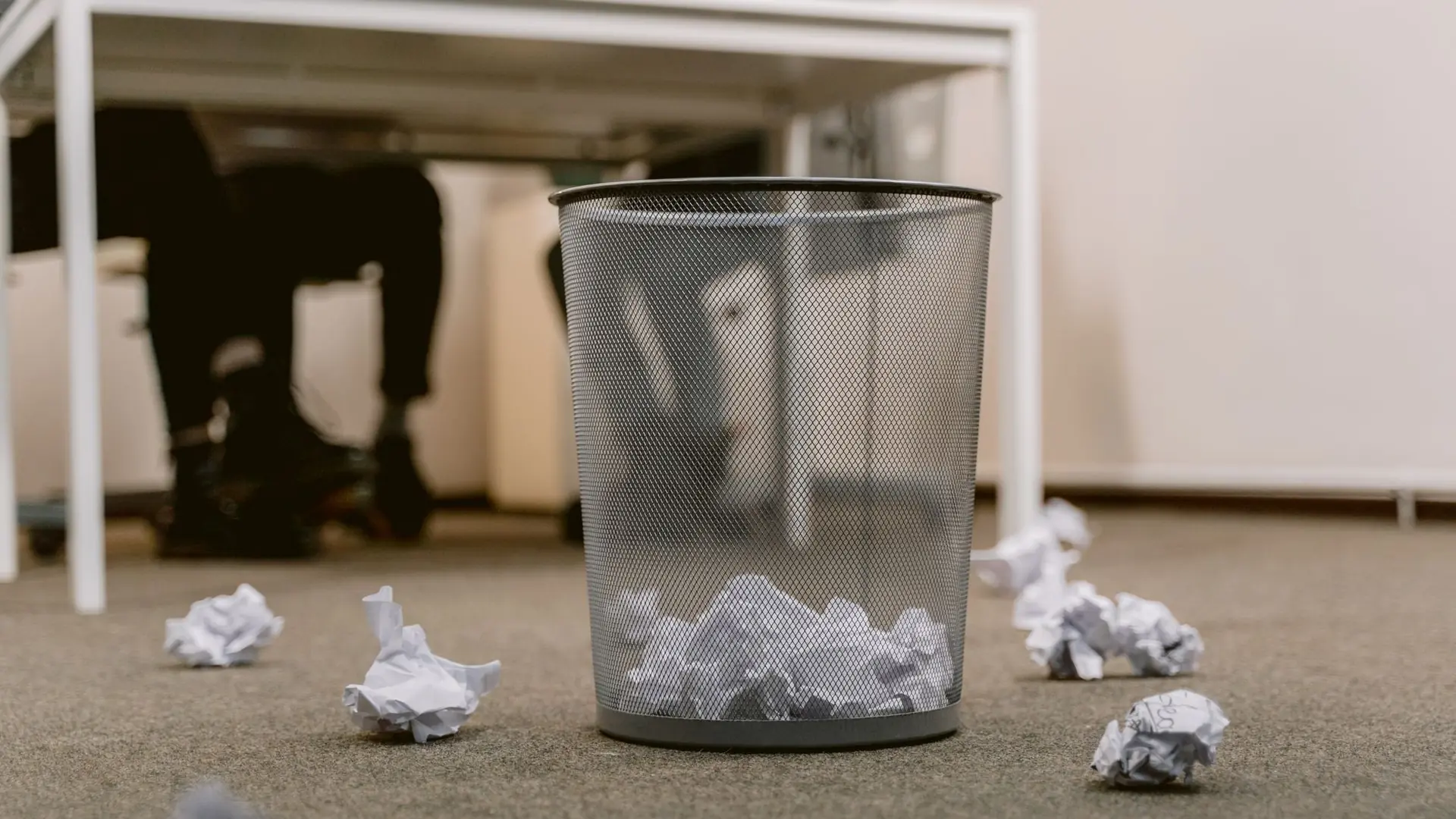Symbolbild: Papierkorb mit zerknülltem Papier