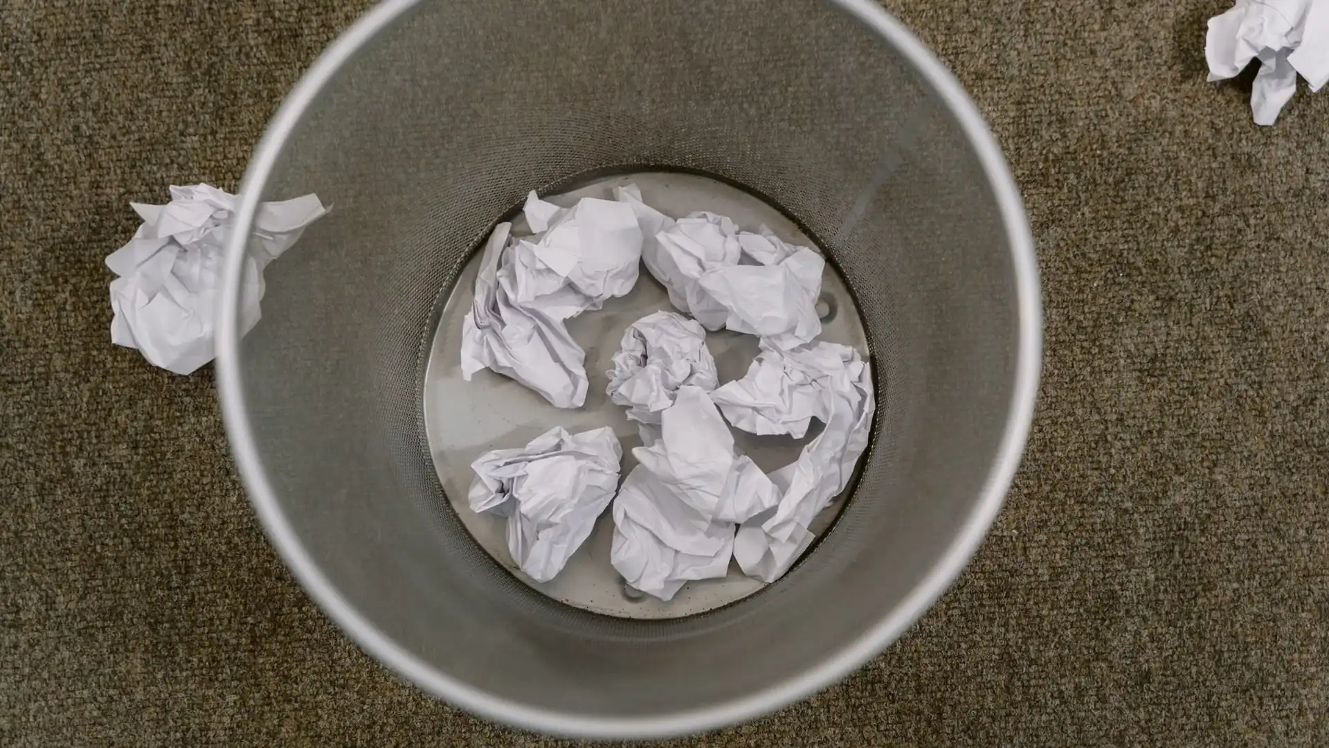 Symbolbild: Papierkorb mit zerknülltem Papier
