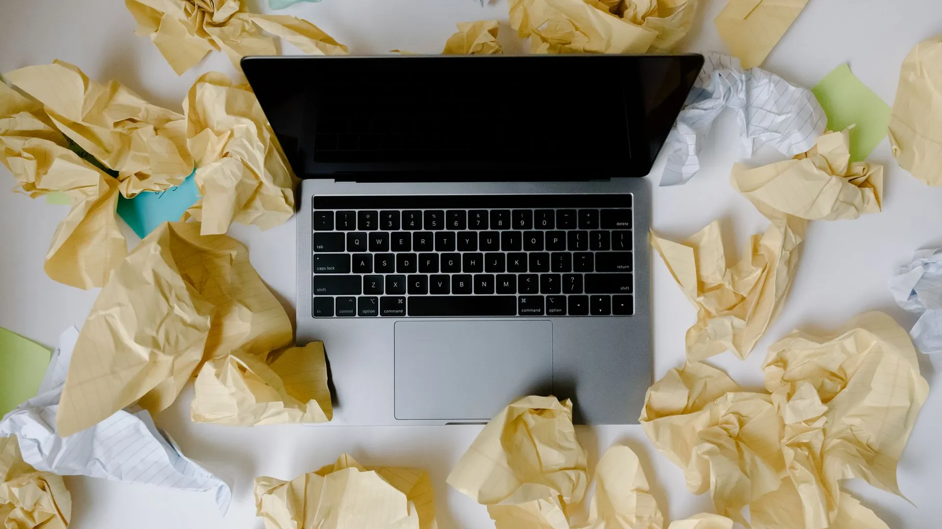 Symbolbild: Papierkorb mit zerknülltem Papier