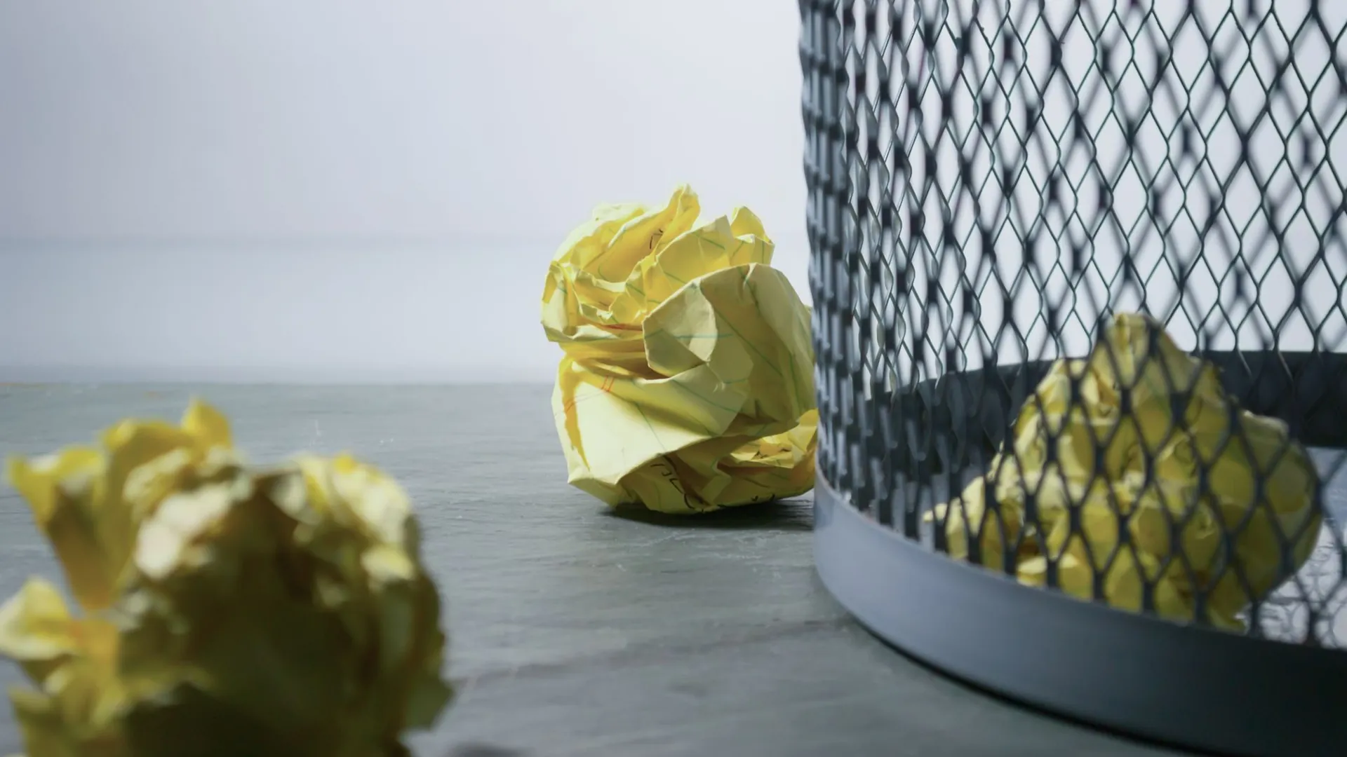Symbolbild: Papierkorb mit zerknülltem Papier